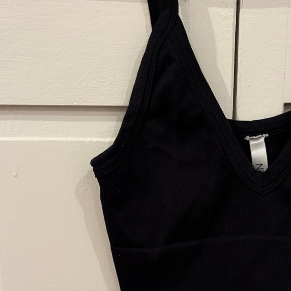 Black Deep V-Neck Cropped Top - Picture 5 of 11